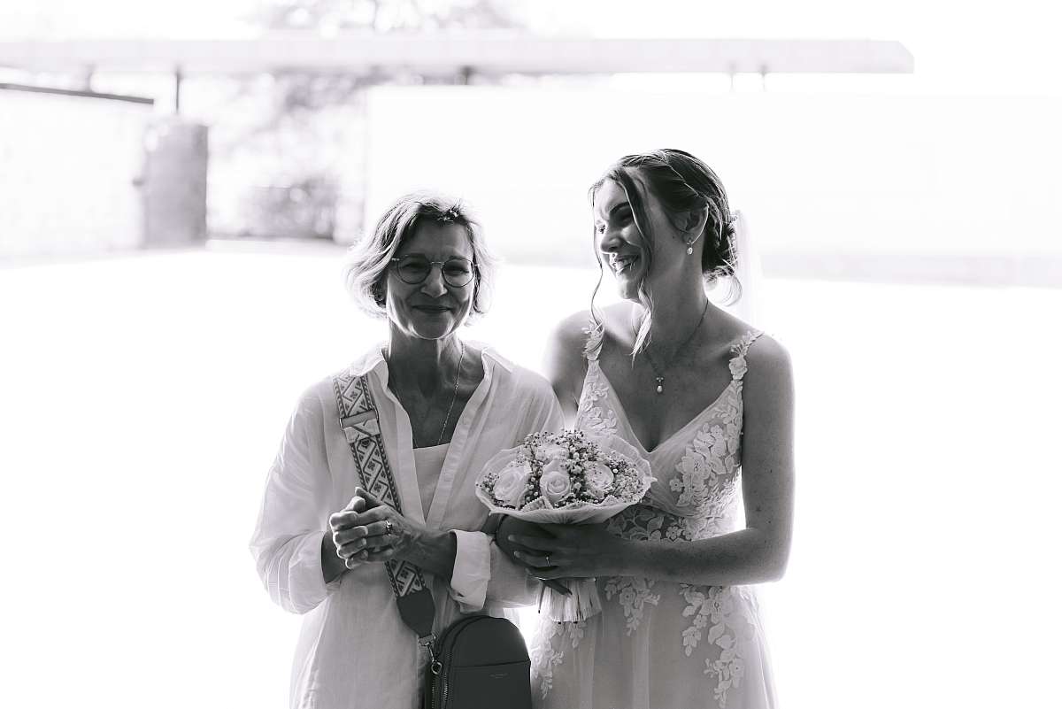 La mariée entre dans l'église avec la mère