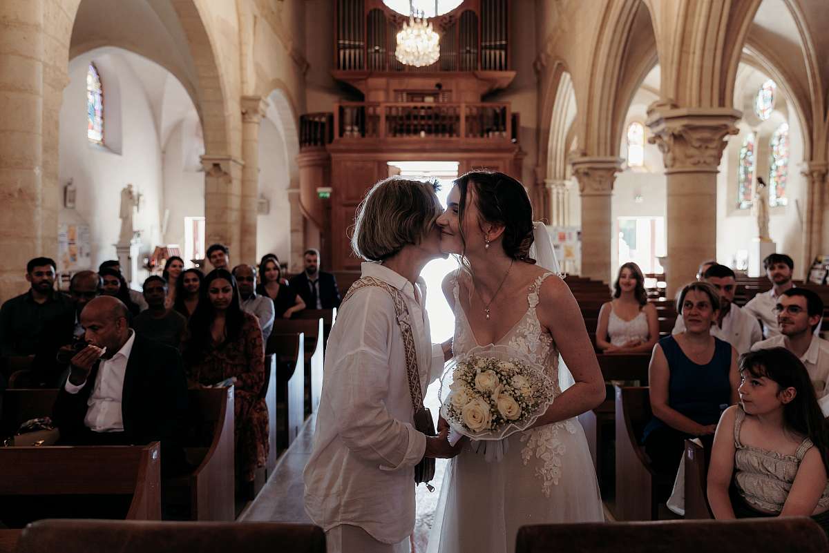 La mariée accompagnée devant l'autel avec sa mère
