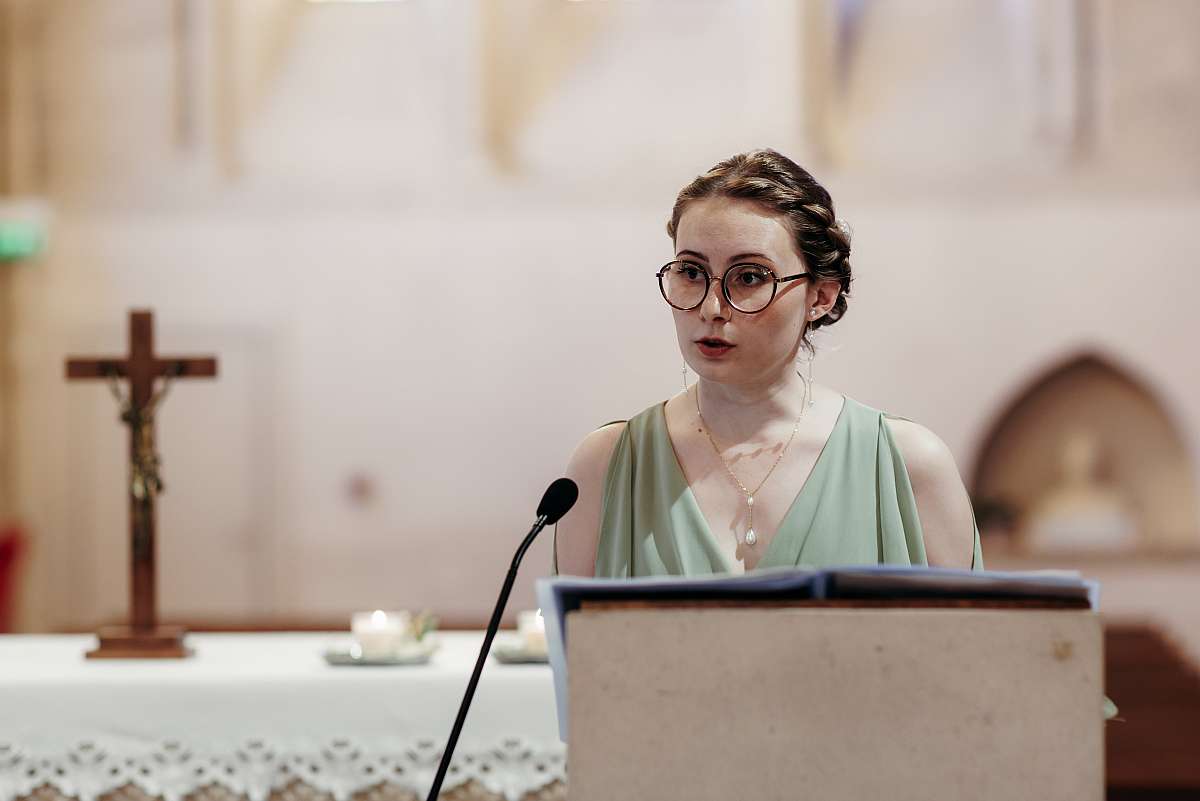 Une demoiselle d'honneur pendant la messe à l'église Saint-Sulpice