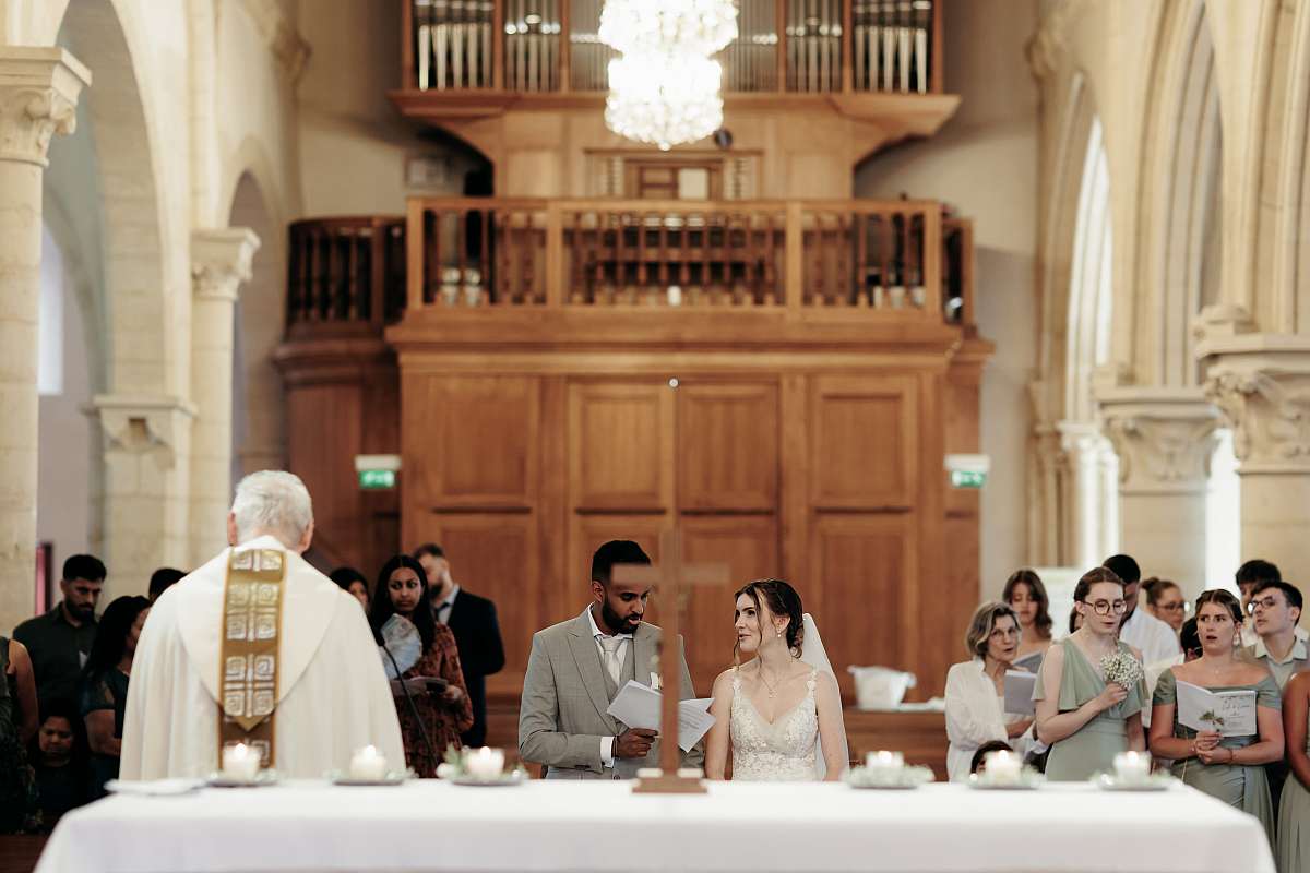 Les mariés chantent durant la messe à l'église