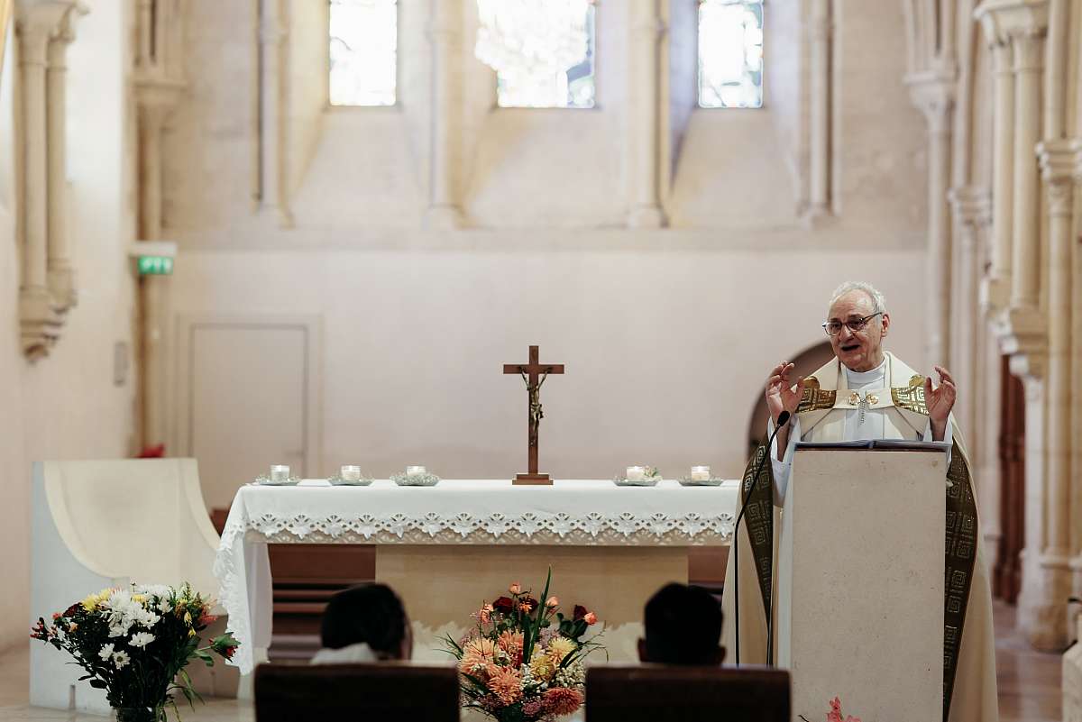 Le prête qui officie pendant la messe de mariage