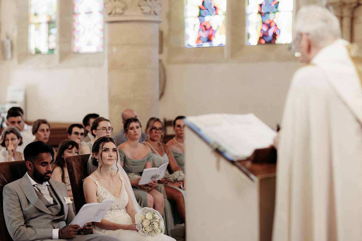Les mariés devant le prêtre à l'église
