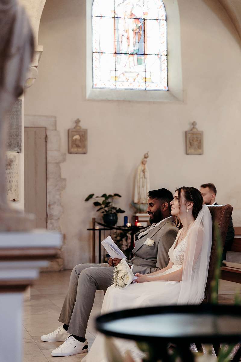 Les mariés côte à côte à l'église Saint-Sulpice