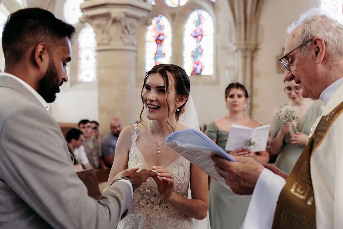L'échange des alliances à l'église Saint-Sulpice