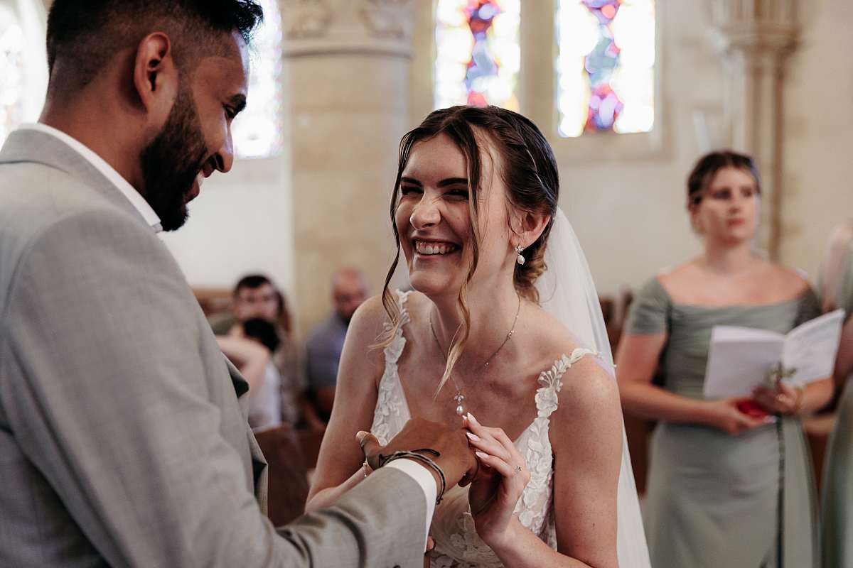 La mariée hilare durant l'échange des alliances