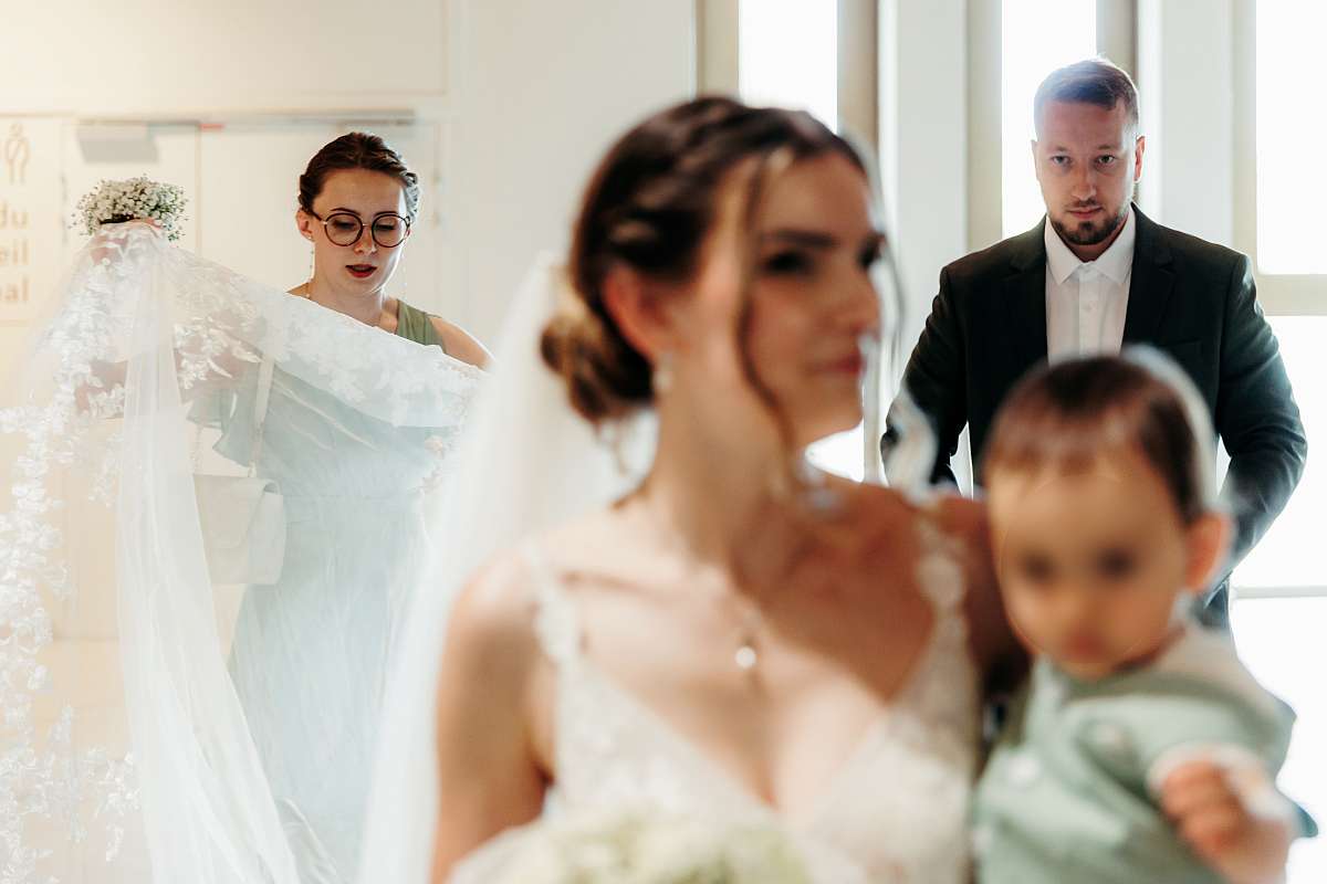 Les demoiselles d'honneur s'occupent de la traine de la mariée