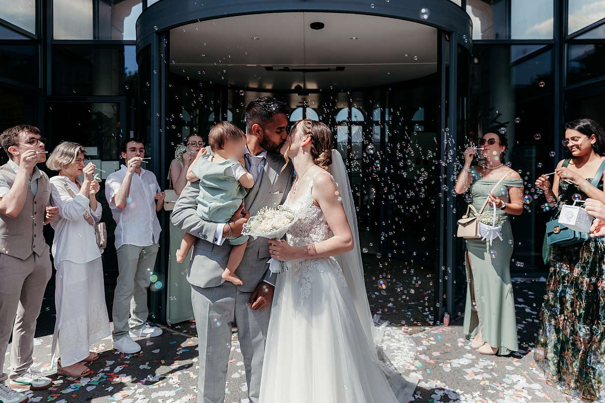 Le baiser des mariés après la sortie de la mairie de Noisy-le-Grand