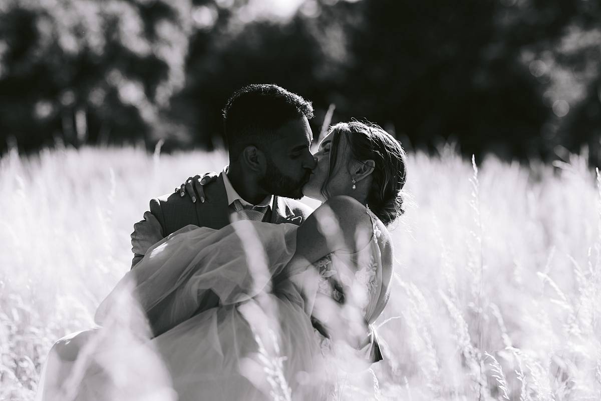 La mariée dans les bras du marié