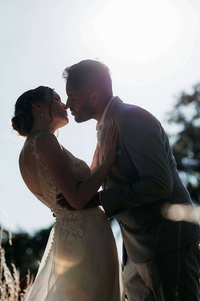 Moment de tendresse et de douceur avec les mariés et le soleil