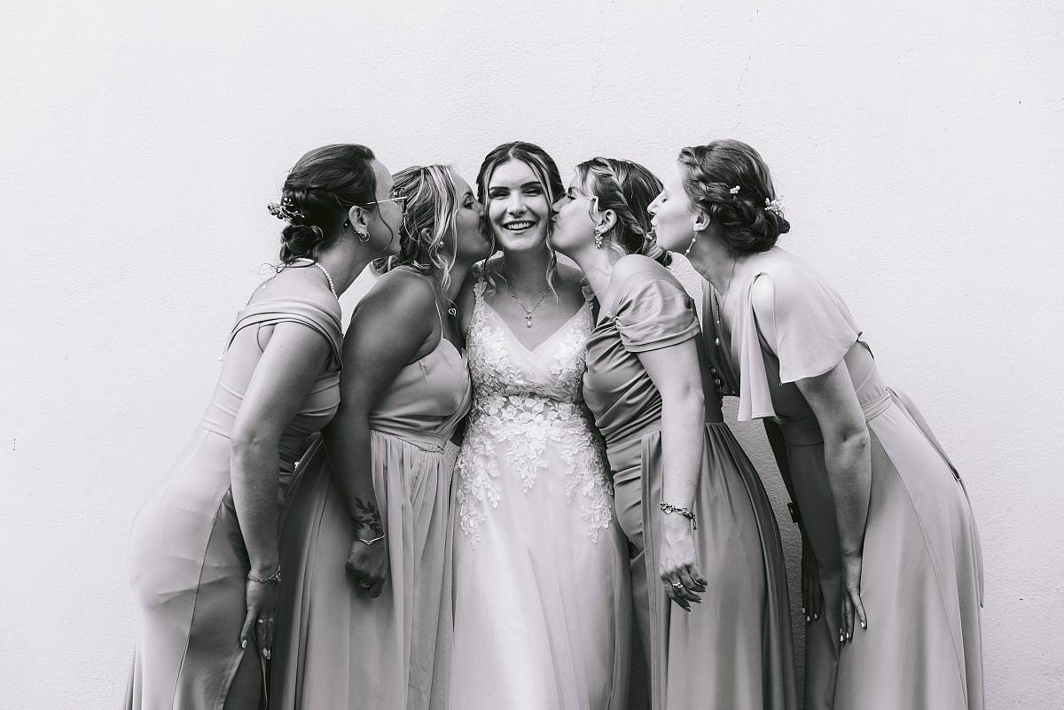 La mariée et ses demoiselles d'honneur pour les photos de groupe