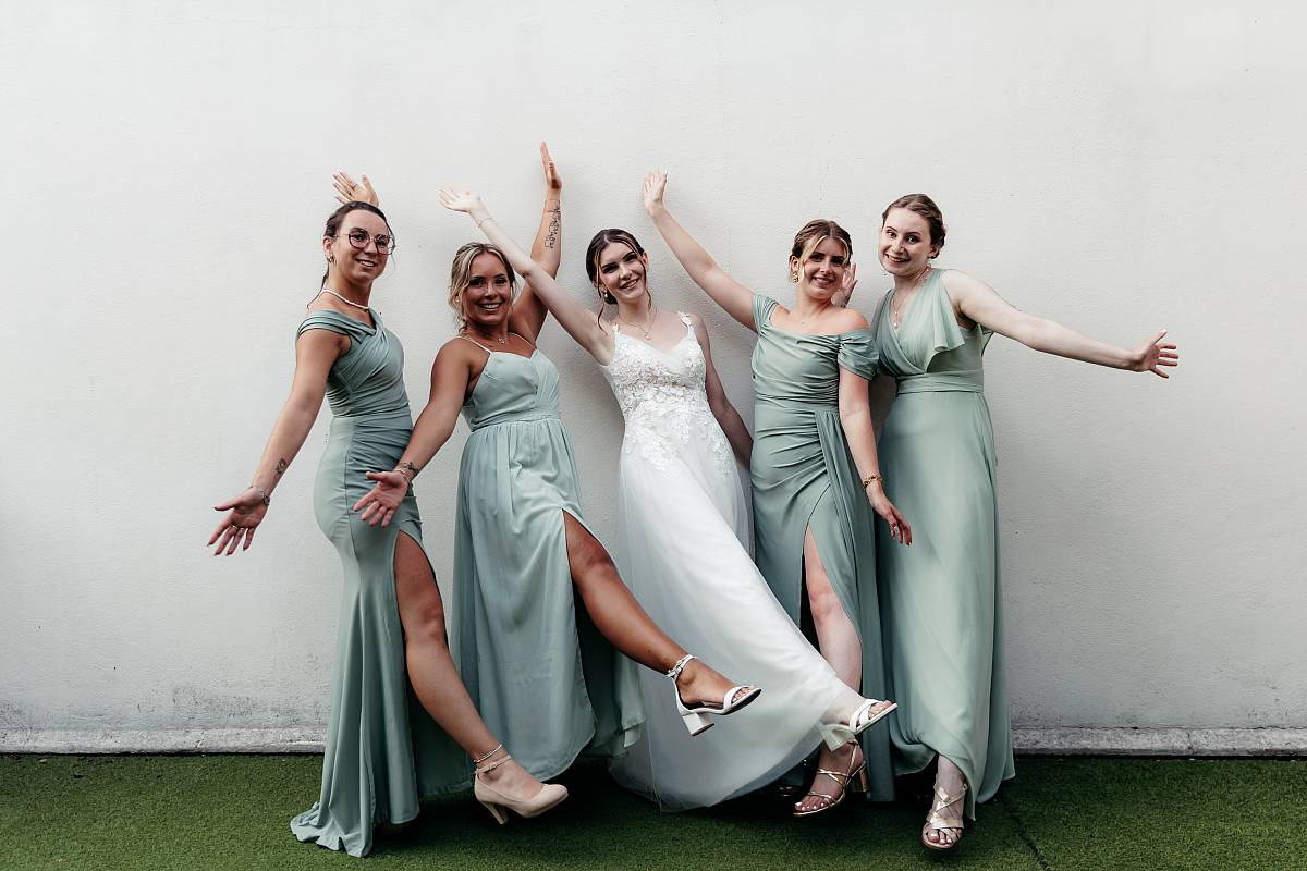 La mariée et ses demoiselles d'honneur