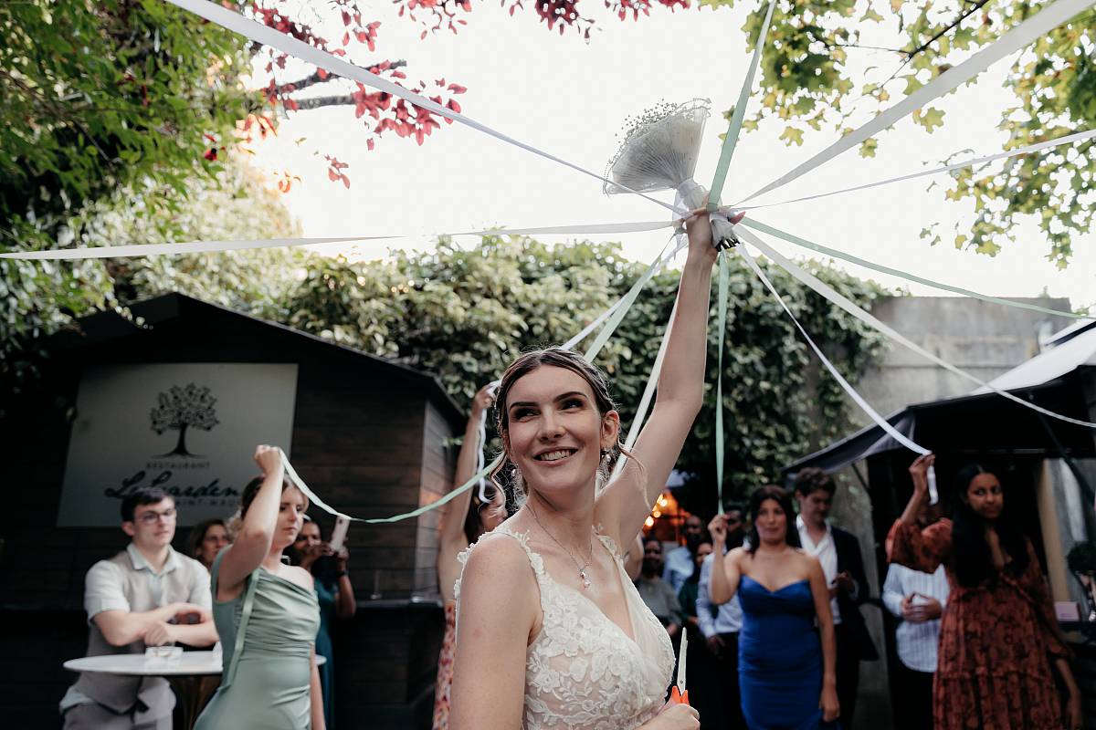 La mariée pendant le jeu du bouquet