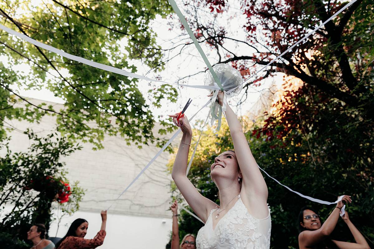 La mariée et son bouquet durant le jeu du bouquet