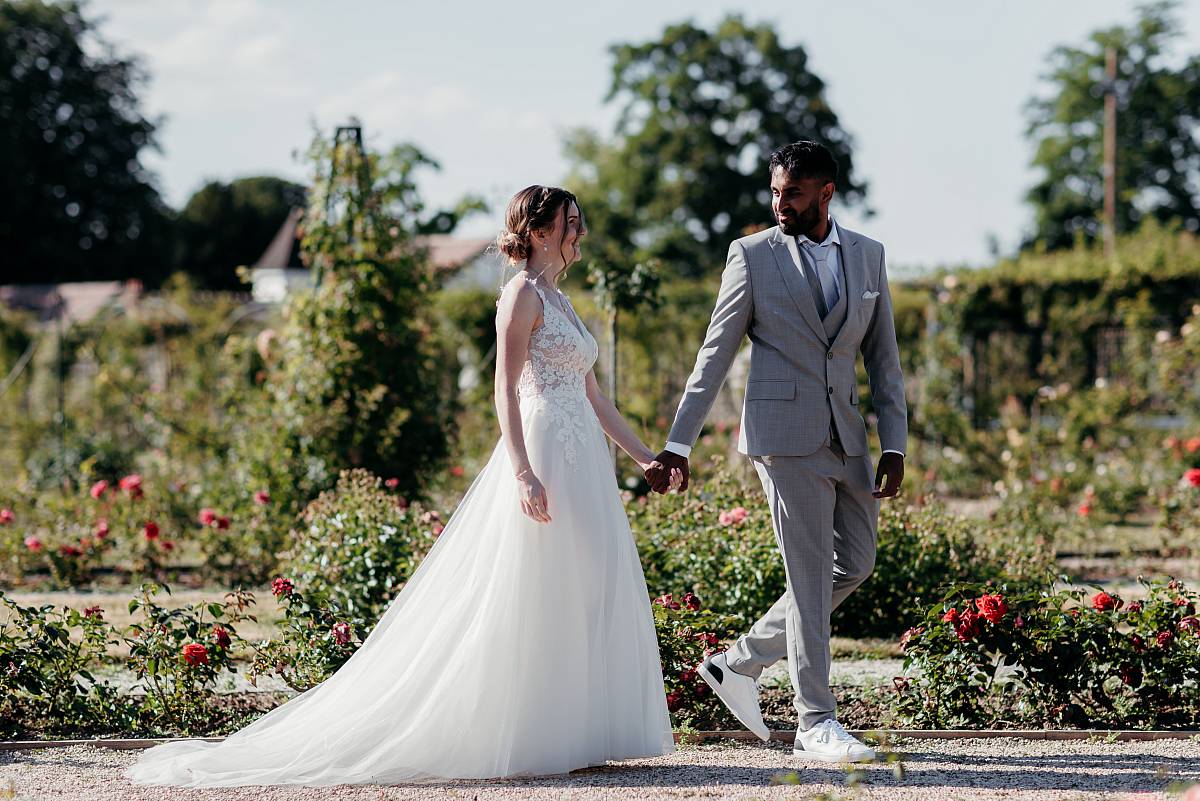 Les mariés durant la séance photo de couple à la roseraie de l'Haÿ-les-Roses