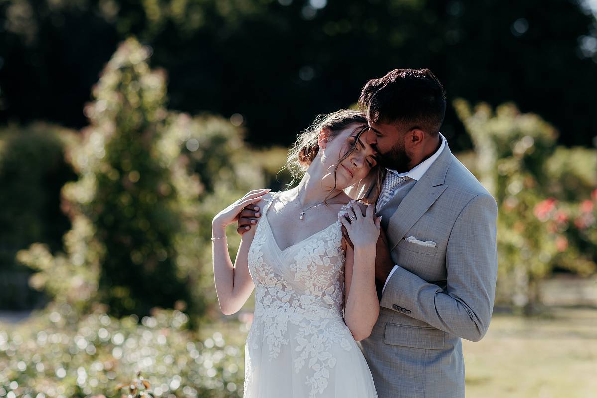 Photo de couple à la roseraie du Val-de-Marne