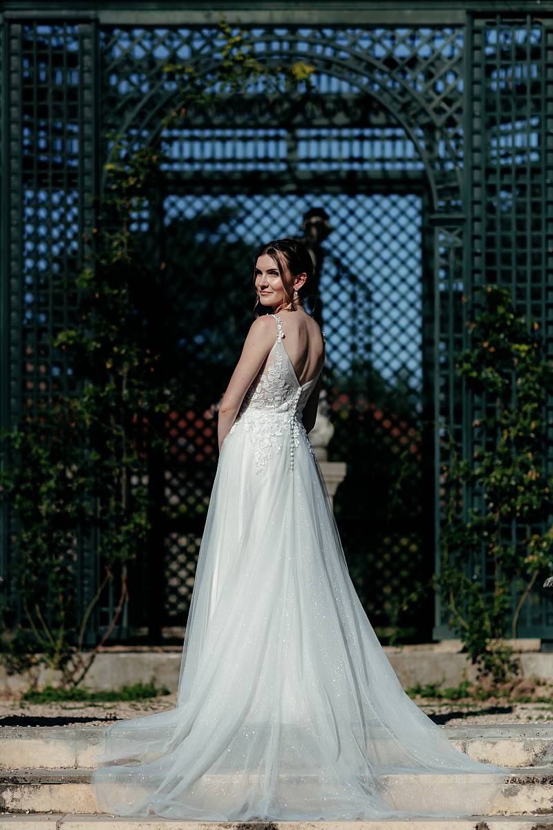 La mariée et sa traine à la roseraie de l'Haÿ-les-Roses