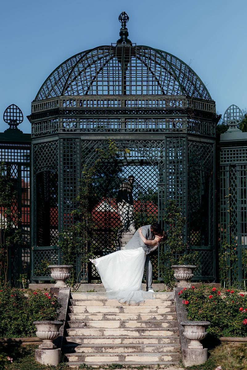 Pose classique de mariage à la roseraie du Val-de-Marne