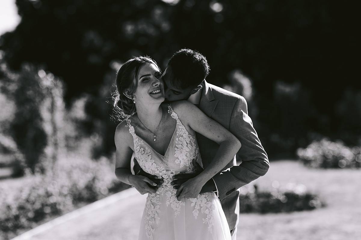 Portrait des mariés en Noir et Blanc à la roseraie de l'Haÿ-les-Roses