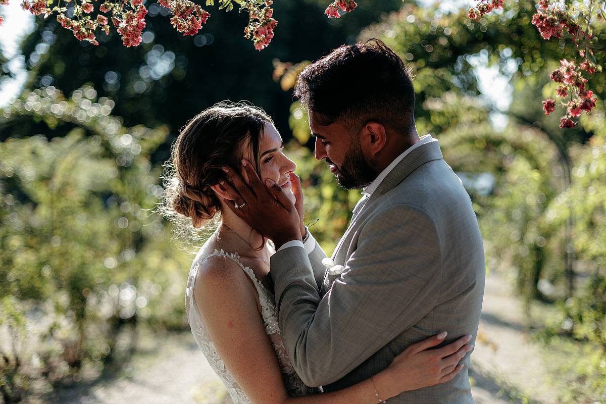 Les mariés passent un moment romantique à la roseraie de l'Haÿ-les-Roses