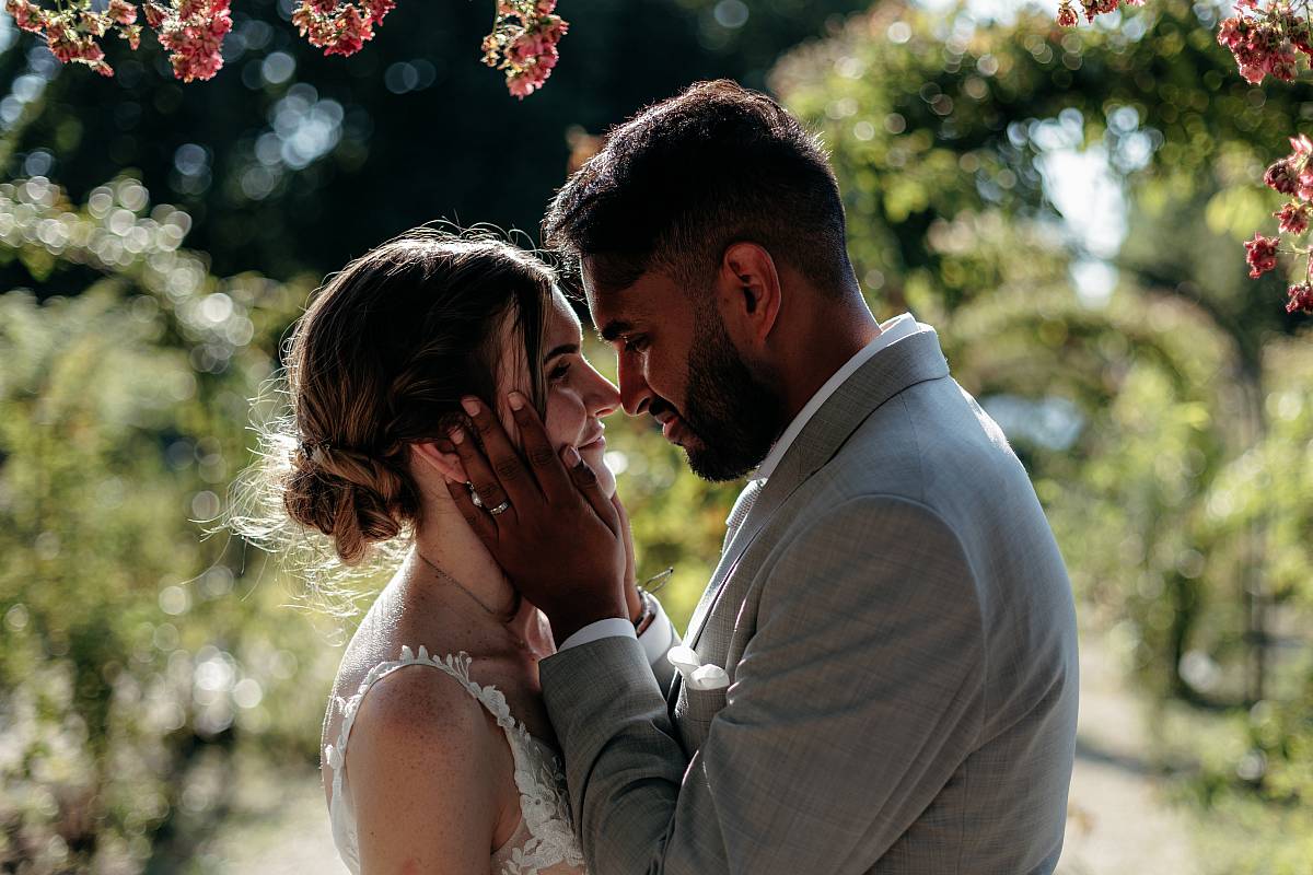 Séance photo de mariage dans le Val-de-Marne à la roseraie de l'Haÿ-les-Roses