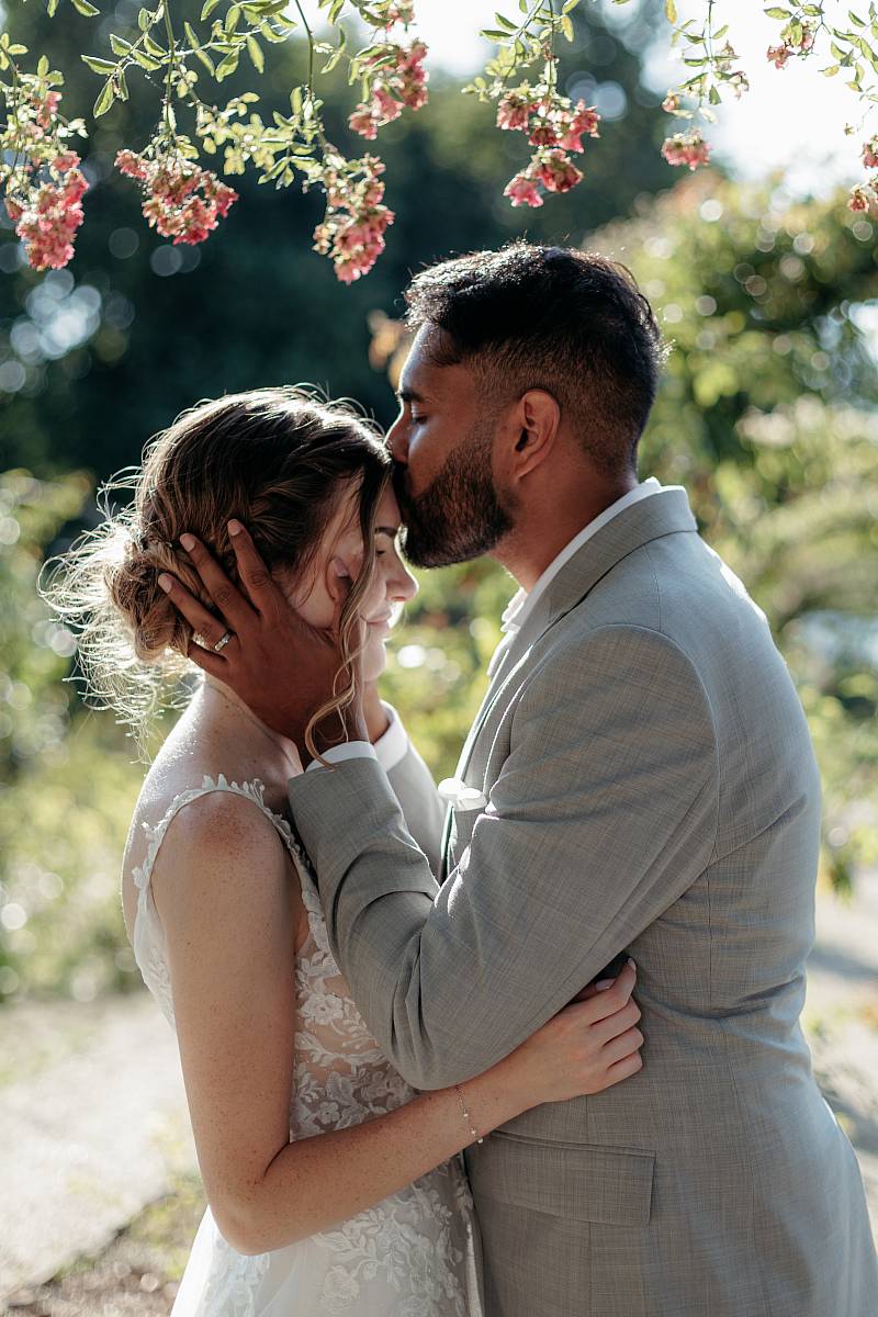 Baiser sur le front de la mariée à la roseraie de l'Haÿ-les-Roses