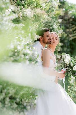 Photo de couple dans les buissons de Jasmin du château de Saint-Germain-en-Laye