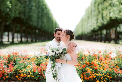 Photo de couple devant un parterre de fleurs