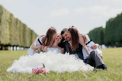 Photo des mariés et de leur famille au domaine de Saint-Germain-en-Laye