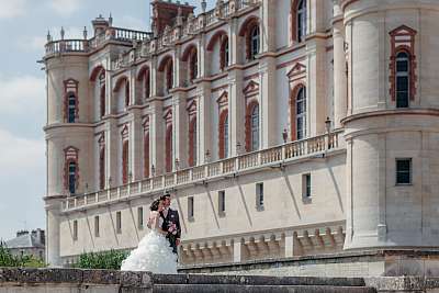 Les mariés posant devant le château de Saint-Germain-en-Laye