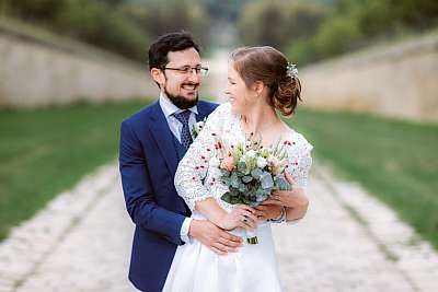 Les mariés enjoués au domaine de Marly-le-Roi