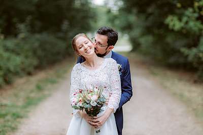 Photo de couple dans les sentiers boisés du domaine de Marly-le-Roi