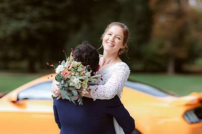 Photo de couple avec la voiture de location