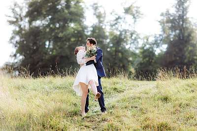 Photo de couple dans les hautes herbes du domaine de Marly-le-Roi