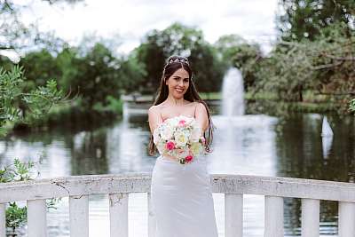 La mariée et son bouquet au lac des Ibis