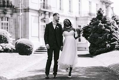 Pose des mariés en noir et blanc devant l'hôtel de ville de Plaisir