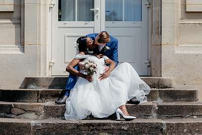 Baiser des mariés à l'hôtel de ville de plaisir