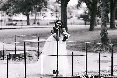 La mariée en noir et blanc sur le pont du parc de la mairie de Plaisir