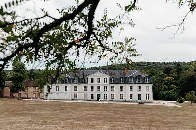 Vue sur la façade extérieure du château de Mauvières dans les Yvelines
