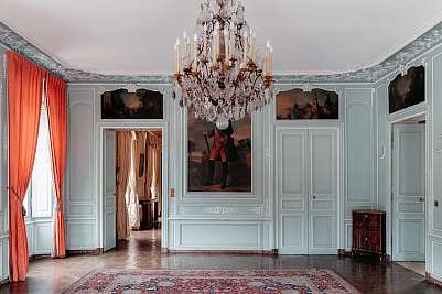 Salle richement décorée du château de Mauvières