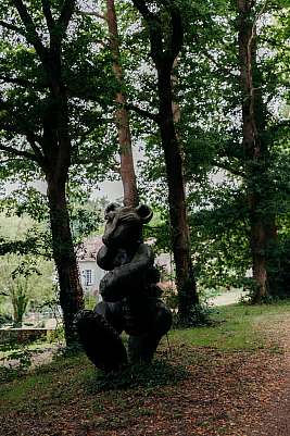 Décoration sur le chemin menant au plan d'eau du château de Mauvières