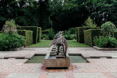 Les bassins du château de Mauvières et leur fontaine