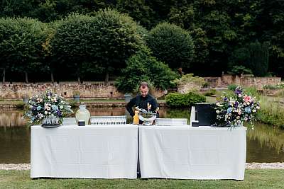 Le cocktail sur les bords des bassins du château de Mauvières