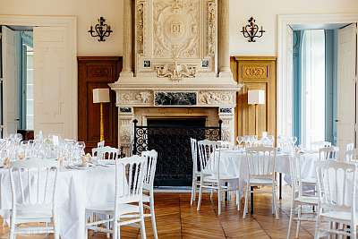 La salle de réception et la belle cheminée du château de Gavoy