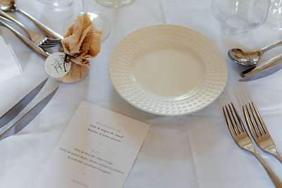 Décoration des tables dans la salle de réception du château de Gavoy