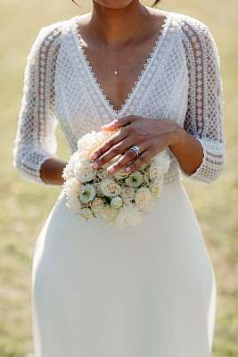 La mariée, son bouquet et son alliance