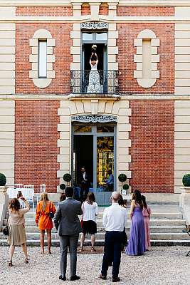 La mariée lance son bouquet depuis l'étage du château de Gavoy