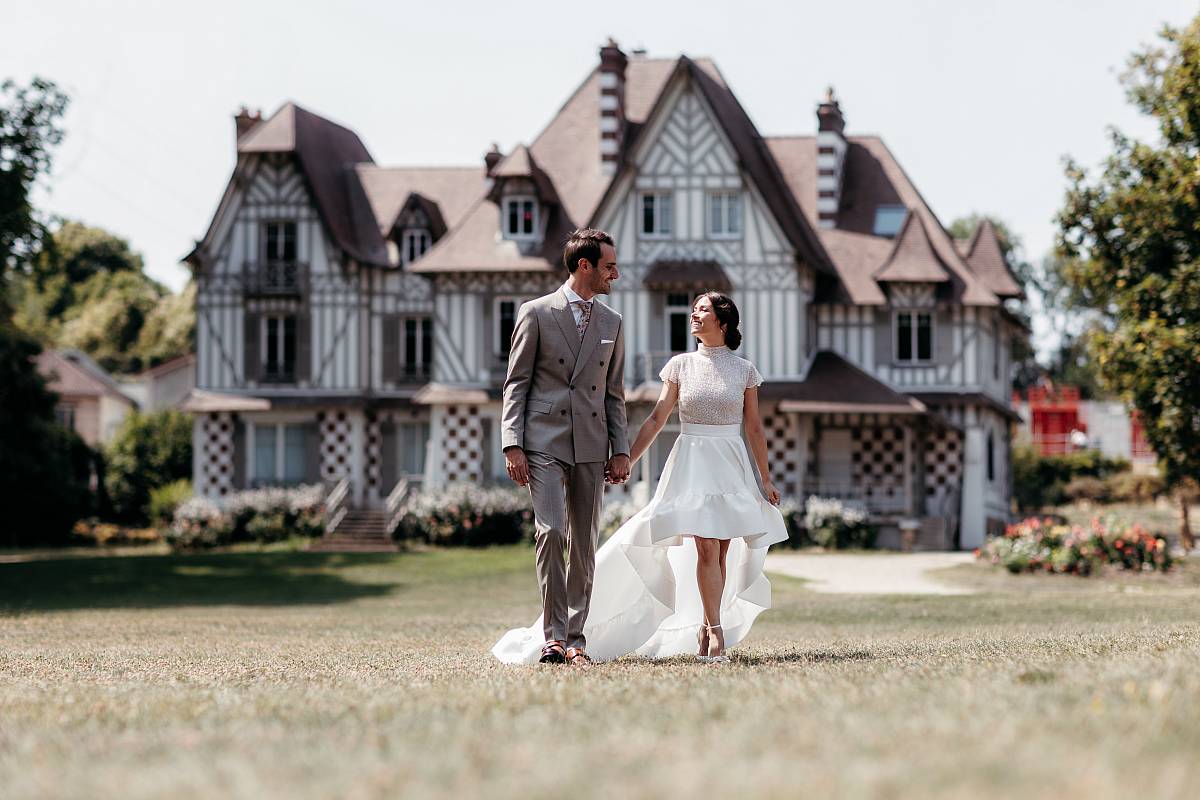 Photo de couple devant la maison des Buissons à Vernouillet