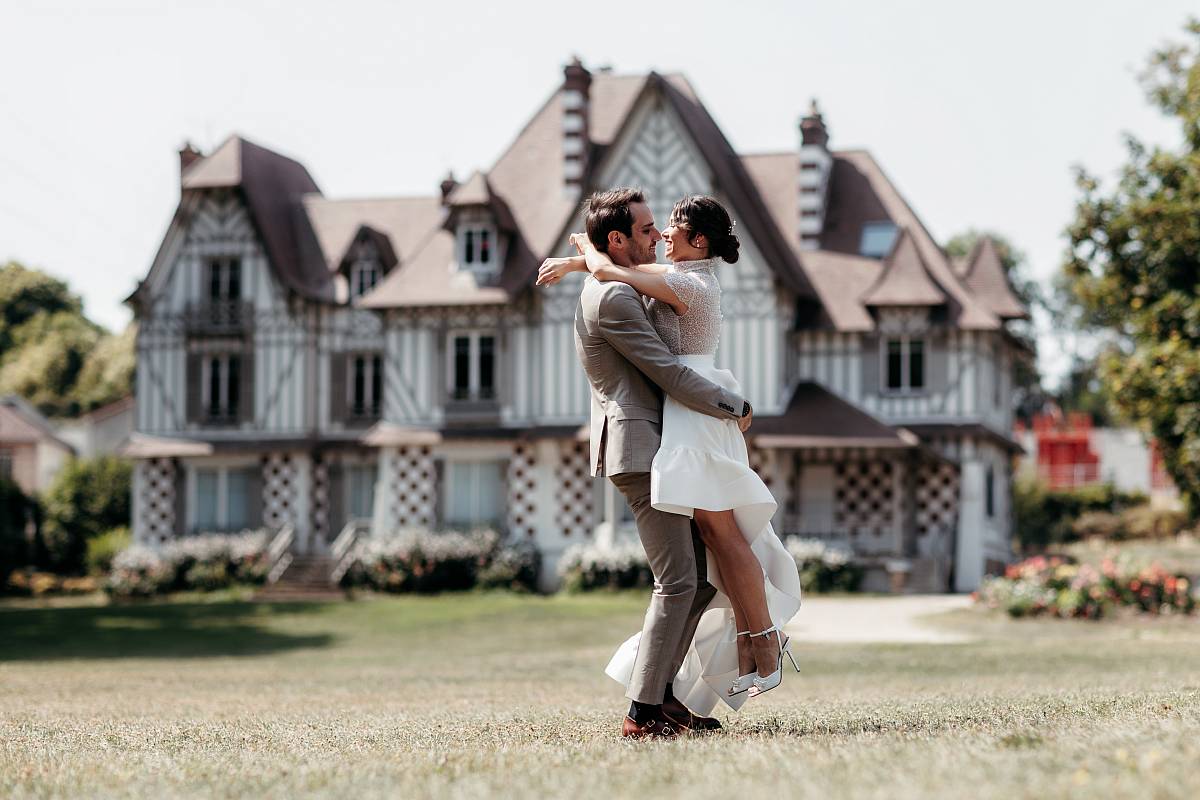 Pirouette de la mariée dans les bras du marié