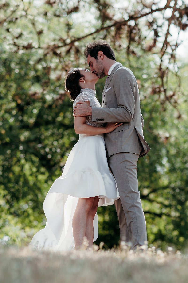 Portrait du couple avec les branchages en arrière plan
