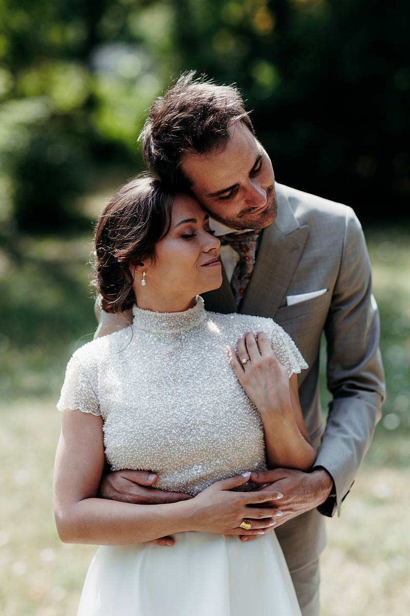 Les adorables mariés en gros plan durant la séance photo de couple